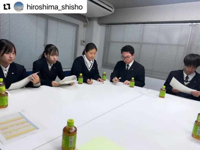 先日、広島市立広島商業高校の生徒さんたちが弊社にお越しくださいました。

先日の市商デパートでは目標金額を超え、大台を突破した皆様👏改めて内容についてご報告くださり、また、弊社担当営業マンにも素敵なお心遣いを👏

弊社もたくさんの刺激とパワーをいただきました✨
本当にありがとうございました✨

皆様のこれからのご活躍を心よりお祈りしております✨

@hiroshima_shisho 
市商デパートが終わって約2週間

この日は3年E組が担当した「なるみ物産」様へお礼のご挨拶とこの度の報告をしに訪問させて頂きました。

生徒から良かったことや反省点、反対に企業様から様々なアドバイスや温かい言葉をいただき、生徒にとってとてもためになる事ばかりで充実した時間でした。終わった頃には外は真っ暗🤭

今年も本校の取り組みにご協力して頂きありがとうございました。引き続きよろしくお願いいたします。
#広島市商
#商業高校
#市商ピースデパート
#なるみ物産
#ミックスナッツ
#感謝